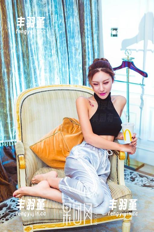 GIRLT果团网 - 白丝带上漂浮的气息，王婉悠原图里的不谐和谐，真别有一番风味。