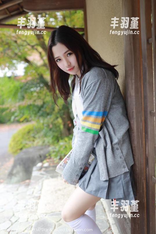 MFStar模范学院 - lingyu69户外写真集：阳光下的逗比瞬间，真想和她一起躲进树后面！