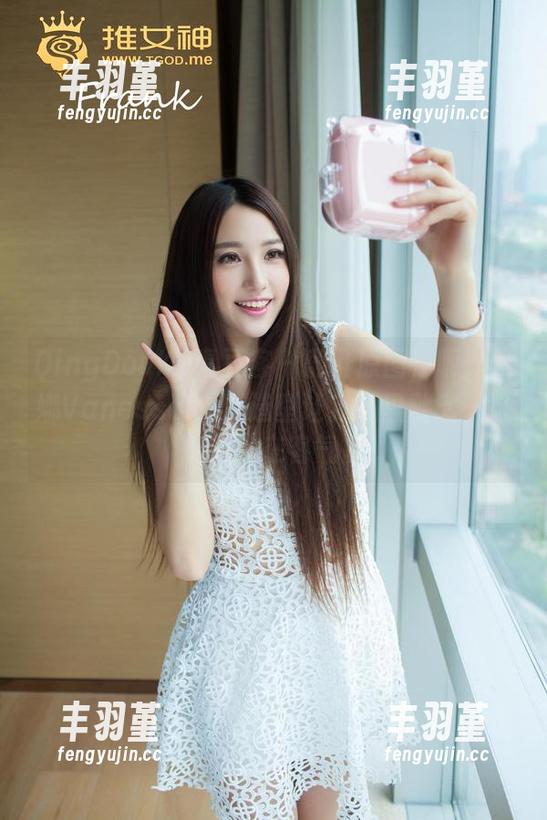 QingDouKe青豆客 - 翻开原图，呃，梦娜Vanessa的JK造型让我心里默念：这腿真没在客气。