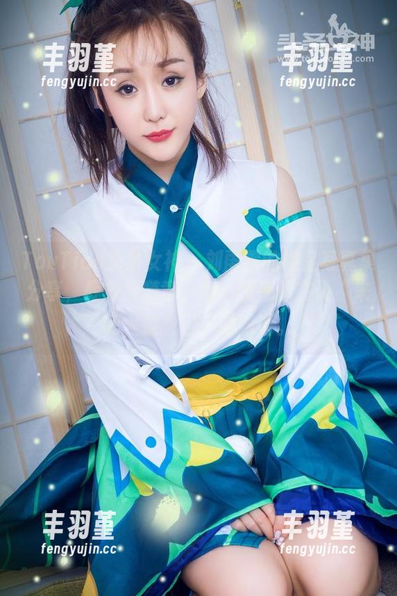 TouTiao头条女神 - 刘雨露的裸足写真集分享，轻松又随意，每一张都像在说“来吧，做自己“的对话。