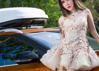 TouTiao头条女神 - 李梓熙的皮衣最新照片，感觉她随时会骑上摩托车追我！