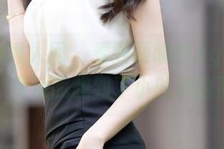 Xiuren秀人网 - 看到夏晓Maggy的裸足写真，竟让我想到了小时候的那场雨。