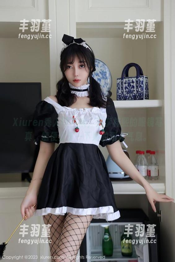 Xiuren秀人网 - 哦，是李梓熙的眼镜写真，随便分享一下她的迷人气息。