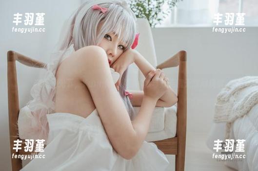 在无圣光下，Yuna(윤아)的衬衫与灯笼裤无意间挑衅