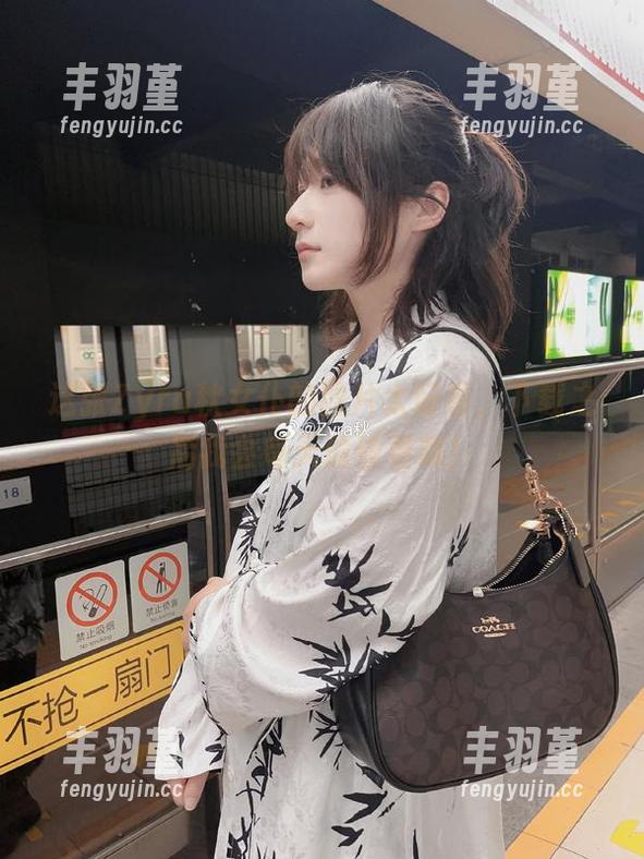 这张Zyra秋女仆的图片太好看，下载之后我会每天偷偷看哦！