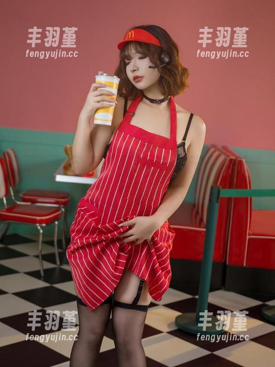 yuuhui玉汇(kokuhui)展示自己的作品，或许就想说“别看茶，看人吧”。