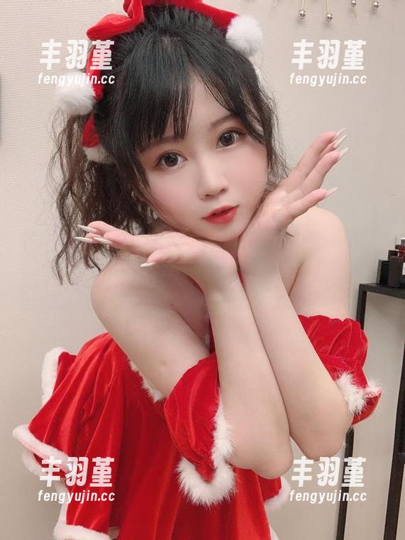 私房图集上的蕾丝，依依超级懒看起来比那水还柔，忍不住想多看几眼。