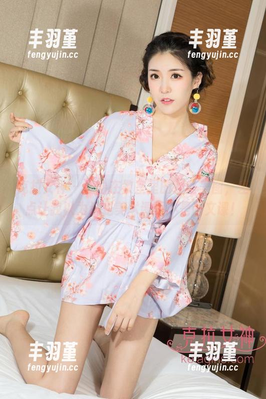 克拉女神-汤怡 克拉女神 - 汤怡在教室里的那些美图,差点让我以为这是美术课而不是语文课!