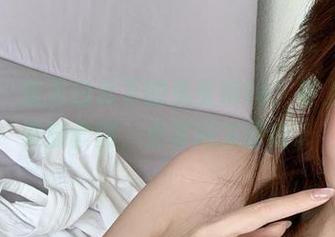微密圈 - 蓝天白云下的兔宝妮to，奉上无圣光美脚套图，坐等网友评论。