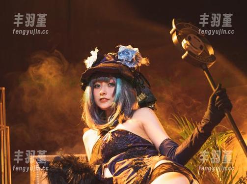 冬马路纱的红裙写真合集，转身的一刹那，哎哟，果然裙子是个让人想停留的理由。