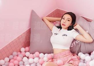嗲囡囡 - 哇哦！流氓小巫女的最新泳照，搭配水波潋滟，满满的度假气息