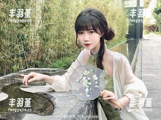 白出新高度：大肉丸Amiee的美图合集，难得一见的‘冷静’