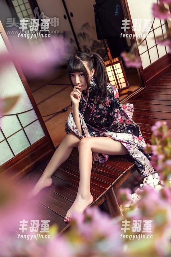 头条女神-钟晴 头条女神 - 钟晴穿的死库水,写真集里的水波好像在和我调情?