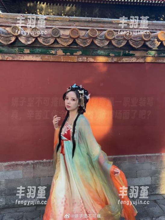 妍子坚不可摧的最新职场奇遇—职业装写真，辛苦工作全靠这身打扮撑场面了吧？