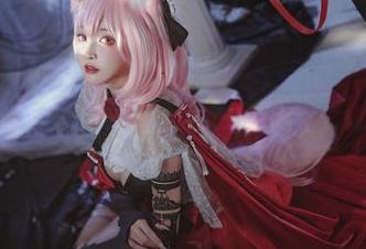 宫本桜的礼服图片，不是在走台步就是在打酱油，精选太有趣啦