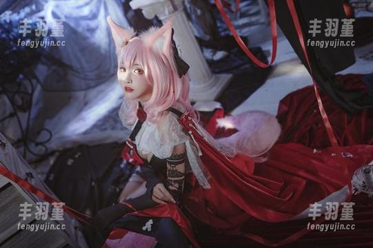 宫本桜的礼服图片，不是在走台步就是在打酱油，精选太有趣啦