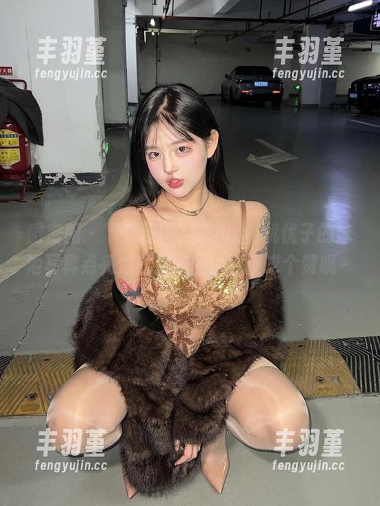 微密圈 - 下载原图，来用小u优优子的泳池写真点亮你的朋友圈，顺便求个赞哦～