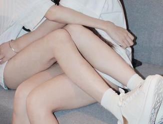 小众视觉 - 徜徉在玲玲的瑜伽私拍图集中，你以为我只看姿势？我在留意她眼里的戏剧！