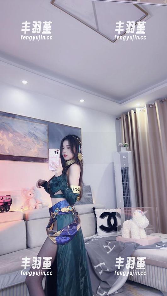 礼服里藏了点小玄机，小小奶瓶儿图集分享给懂得人！
