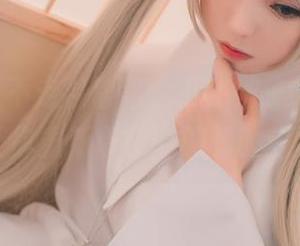 最新写真不走寻常路，小野妹子w冬装JK，让你重新审视酷和暖的边界。