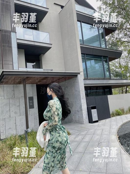微密圈 - 又一次更新！左公子666裸足写真，沙滩和草地的激情碰撞