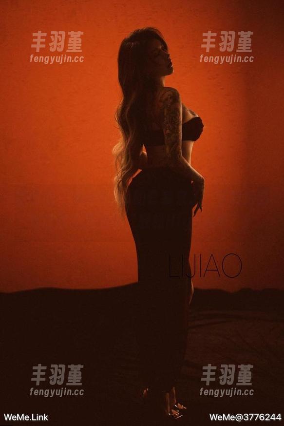 微密圈 - 希希Gina的套装来了，下载后必定让你在搭讪时“轻松High起来”！