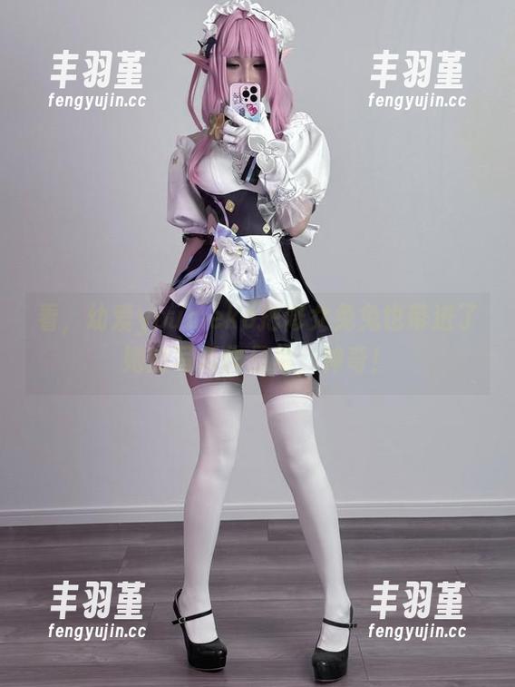 看，幼爱youmeko把修女兔兔也带进了她的写真作品集，神奇！