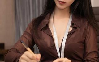 哎呀，抖娘利世的最新作品，毛衣如同“第二层皮”！