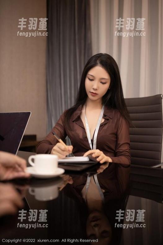 哎呀，抖娘利世的最新作品，毛衣如同“第二层皮”！