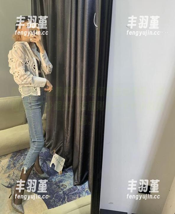 杨大乐乐很靠谱 微密圈 - 跟着杨大乐乐很靠谱的吊带,原图惹了不少眼光,套图则是一个小小的挑逗。