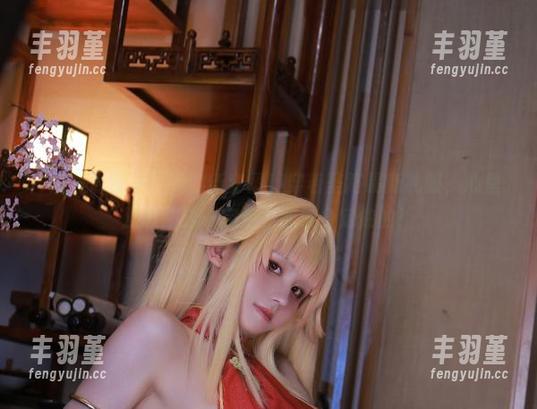 桜满三时带来了她的新套图！穿着圣路易斯礼服，心里默念：这一定是为我量身定做的！