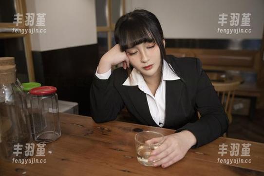 倒吸一口凉气，这些洛璃LoLiSAMA校园里的原图私拍真精彩。