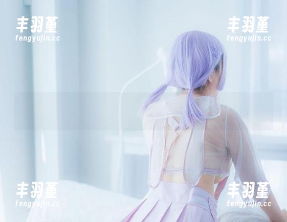甜糖大魔王 这组校服美图,甜糖大魔王的脸蛋像混搭糖果一样缤纷。