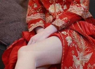 微密圈 - 灰白的泳池天空里，有白龙猫女的资源图包在静静游荡。