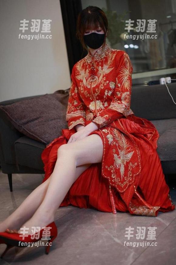 微密圈 - 灰白的泳池天空里，有白龙猫女的资源图包在静静游荡。