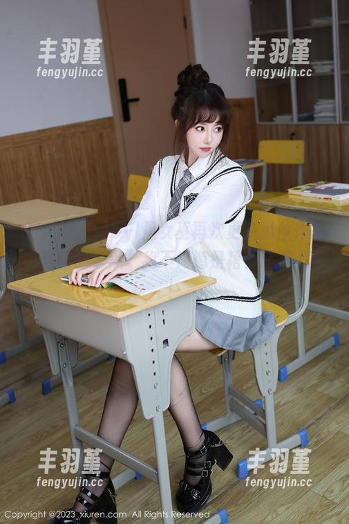 秀人网 - sibyl是女巫再次更新黑丝作品，这回的“黑”我不知道是裙子还是心事！