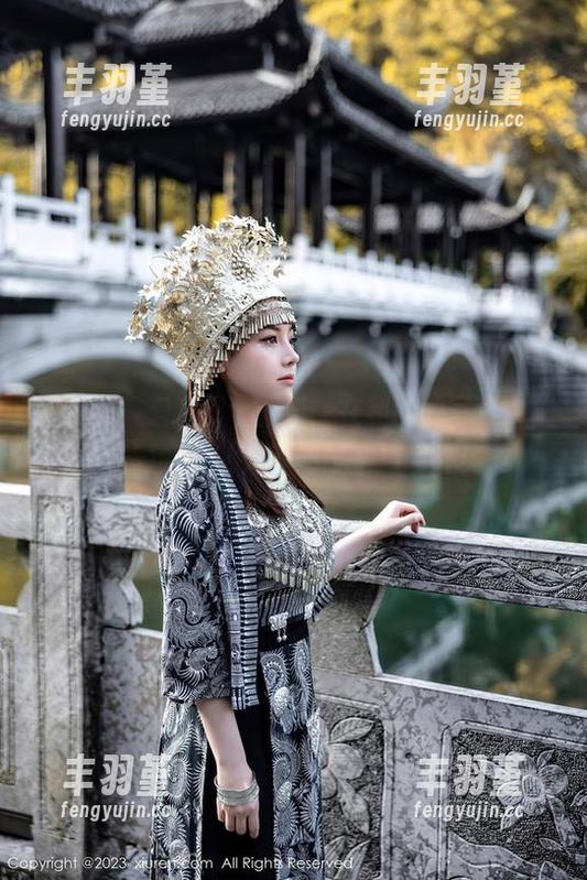 秀人网 - 爱上那个套装：在利世的写真中，资源好到让人不知该选择哪件！