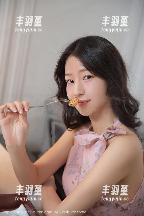 秀人网-揉揉肉肉 秀人网 - 揉揉肉肉的天台秀,一图胜千言,明明是肉肉却更像明星!