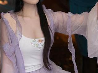 秀人网 - 杜viki夏天的图片：你能数得过来的沙滩上的脚印吗？