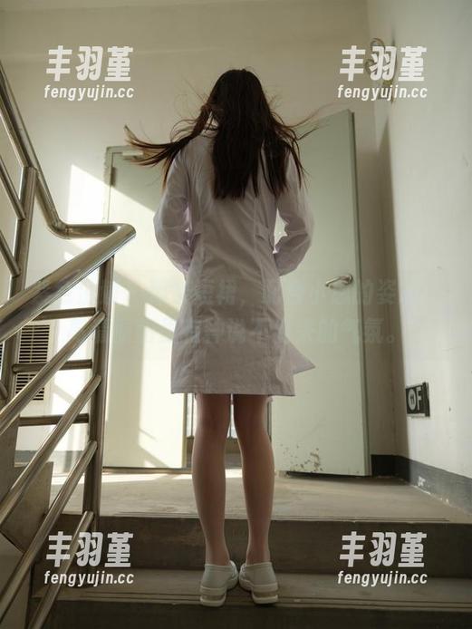紧急企划 - 那条短裙，配合小恩的姿态，高清原图里有种说不出来的气氛。