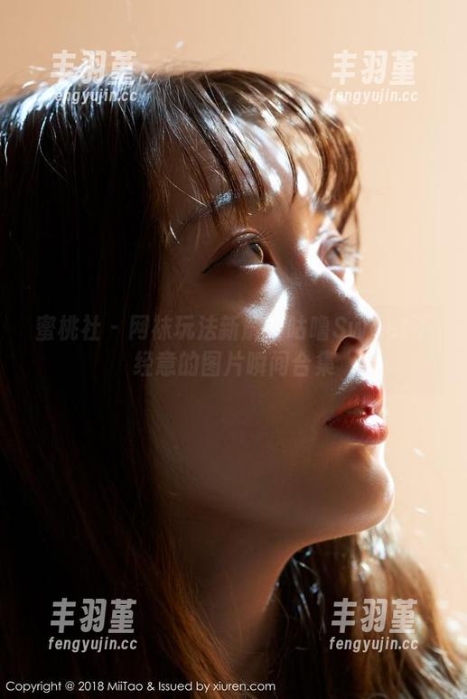蜜桃社 - 网袜玩法新解：咕噜Sweet不经意的图片瞬间合集