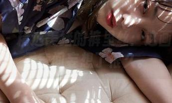 蜜桃社 - 精选美绪的裤里丝：这画面让我无意间妄想了很久。