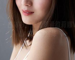 蜜桃社 - 白衬衫？在线观看韵莉娜VANILLA的独特演绎