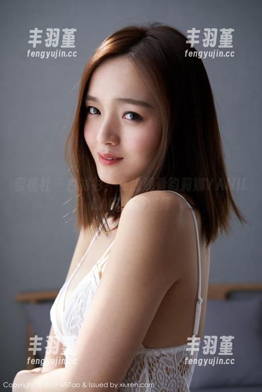 蜜桃社 - 白衬衫？在线观看韵莉娜VANILLA的独特演绎