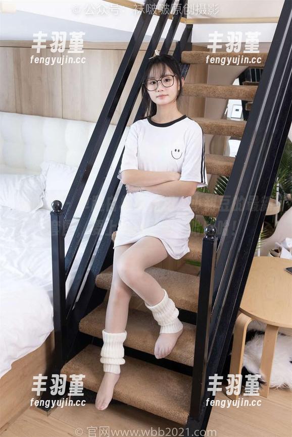 袜啵啵-小甜豆 袜啵啵 - 单腿白棉袜亮相,小甜豆的最新套图,要上热搜了吧,哈哈哈!