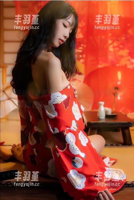 西呱呀呀呀展示了水手服也能俏皮可爱，新美图更新让人忍不住想说“啧啧”！