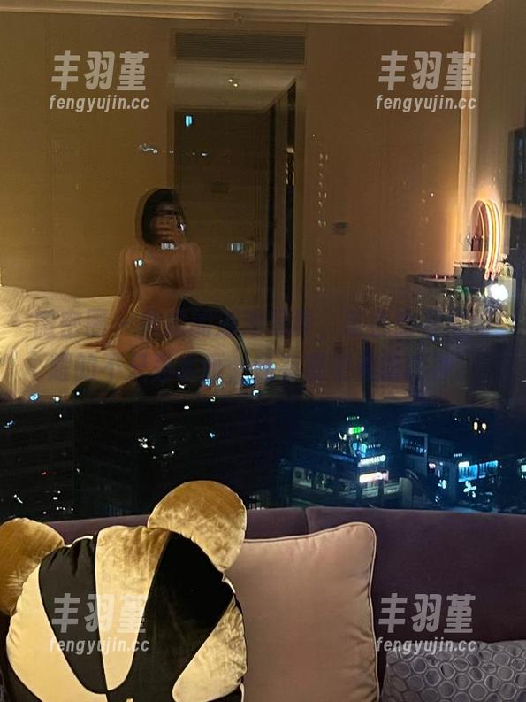 微密圈 - 詹詹的泳池写真，蓝色比基尼闪耀的不只是水面，还有观望者的眼神。