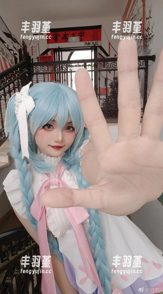 小公主许枳的定制写真：别让她注意到那个掉在地上的巧克力！