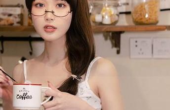 想看到不一样的小细节？来瞧瞧阿包也是兔娘的原图，兔女郎美甘尼禄身上的暗示，这就有趣了。