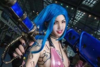阿薰kaOri，这蓝羽毛的魅魔，下载后你会自问是否应该再次欣赏。